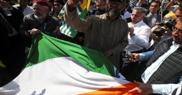 PM मोदी के विरोध में प्रदर्शनकारिंयों ने फाड़ा तिरंगा, ब्रिटेन ने मांगी माफी