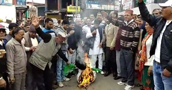 पुलवामा हमले के विरोध में सड़कों पर उतरा हिमाचल, उठ रही एक ही मांग ‘शहादत का बदला लो’