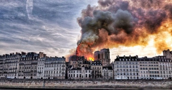 पेरिस के 800 साल पुरानी नोट्रे-डेम चर्च में लगी भीषण आग, जलकर खाक
