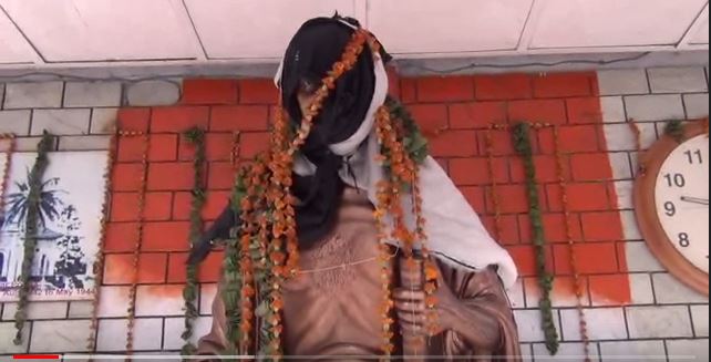 हमीरपुर: महात्मा गांधी की प्रतिमा से छेड़छाड़, पहनाया काला कपड़ा