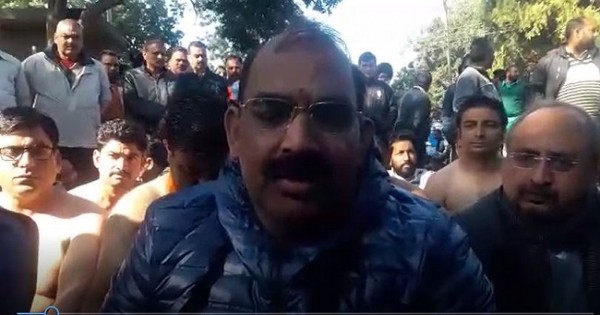 पठानकोट: BJP युवा मोर्चा ने अर्धनग्न होकर DC के घर के बाहर किया प्रदर्शन