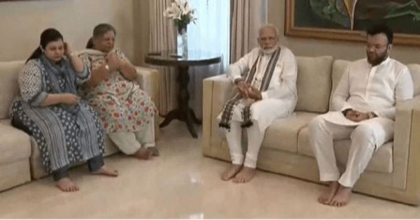 दिवंगत अरुण जेटली के घर पहुंच भावुक हुए PM मोदी, परिवार से की मुलाकात