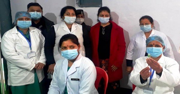 मंडीः स्टाफ नर्स चंचला देवी ने लगाई पहली कोरोना वैक्सीन, CMO डॉ. देवेंद्र शर्मा ने भी लगवाया टीका