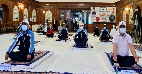 शिमला में अंतरराष्ट्रीय योग दिवस पर मुख्यमंत्री सहित अन्य नेताओं ने किया योग