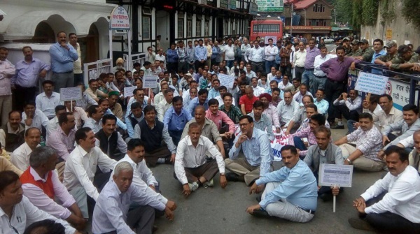 हिमाचल प्रदेश ड्राफ्ट्समैन एसोसिएशन ने संशोधित वेतन की मांग को लेकर किया प्रदर्शन