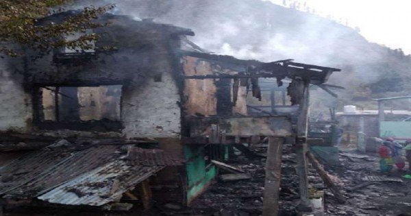 कांगड़ाः होल्टा कैंट में सेना के पुराने भवन में लगी भीषण आग, मजदूरों का सामान जलकर राख