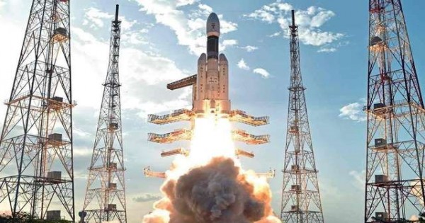चांद की तरफ बढ़े भारत के कदम, श्रीहरिकोटा से चंद्रयान-2 हुआ लॉन्च