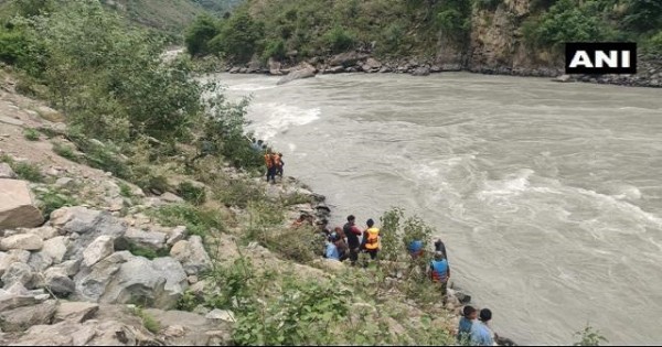 नेपालः नदी में गिरी जीप, 15 लोग लापता