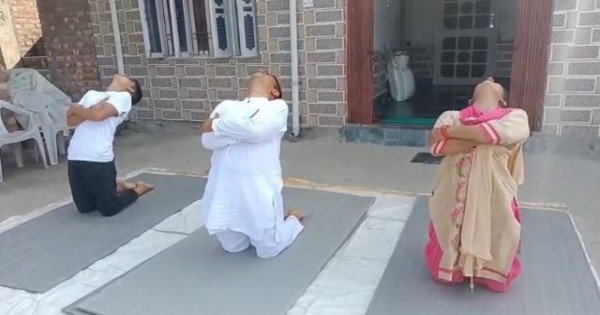 हमीरपुरः 2012 से रमन शर्मा सीखा रहे लोगों को योगा, सुबह- शाम घर पर लोगों को दे रहे योगा के टिप्स