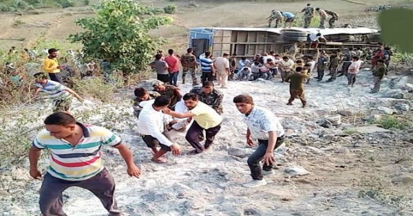 झारखंडः गढ़वा में अनियंत्रित होकर खाई में गिरी बस, 7 की मौत 40 यात्री घायल