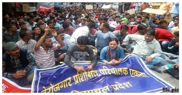 परिवहन मंत्री ने तुड़वाया ट्रेनी कंडक्टरों का अनशन, मांगे मानने का दिया आश्वासन