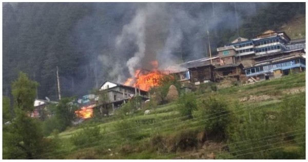 कुल्लू: घियागी गांव में भयंकर आग, भेंट चढ़े कई मकान