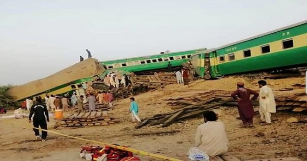 पाकिस्तान में पैसेंजर ट्रेन और मालगाड़ी में टक्कर, 11 की मौत, 60 घायल