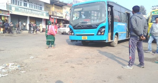 हमीरपुरः JNNURM बस से गिरा व्यक्ति, घायल अवस्था में कंडक्टर ड्राइवर ने पहुंचाया अस्पताल