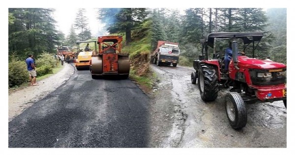 यहां बारिश में ही कर दी सड़क की टारिंग, लोगों ने वायरल किया वीडियो