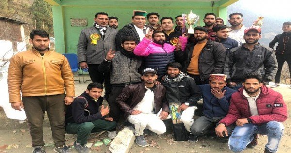 कुल्लूः लोहड़ी कप के समापन सामारोह में जिला परिषद दुष्यंत ठाकुर ने मुख्यअतिथि के रूप में की शिरकत