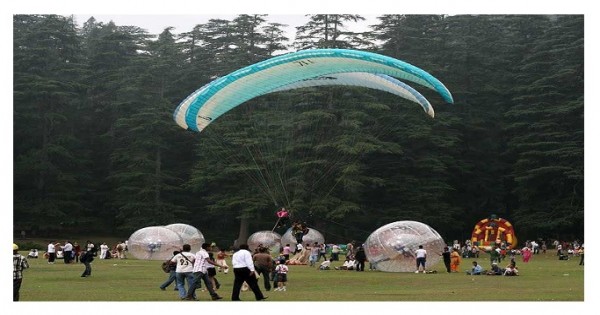 चंबा: खजियार में पैराग्लाइडिंग पर रोक, बिना लाइसेंस पैराग्लाइडिंग करवा रहे 45 पैराशूट जब्त