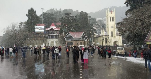 शिमलाः बारिश और बर्फ़बारी के कारण खिड़की नारकंडा सड़क बंद