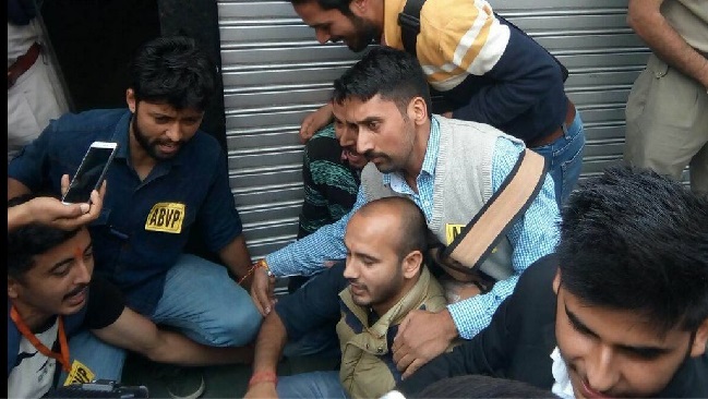शिमला: ठेके के विरोध में सड़कों पर उतरे छात्र, की तोड़फोड़