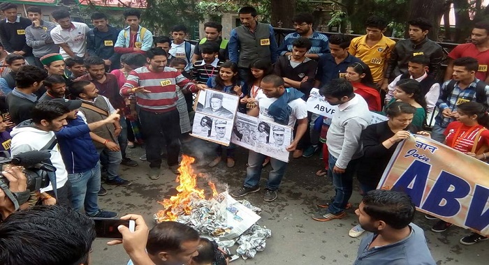 छात्र संगठनों ने जलाए पुलिस अधिकारियों और मुख्यमंत्री के पोस्टर