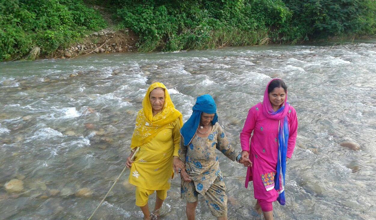 हमीरपुर: लोगों को जान हथेली पर रखकर जाना पड़ता है गांव से बाहर