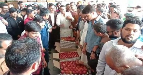 मंडी: मुख्य सचेतक नरेंद्र बरागटा ने किया पराला सेब मंडी का दौरा