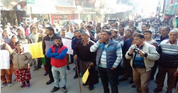 हमीरपुर: सीटू के बैनर तले खोखाधारकों ने किया प्रदर्शन, खोखे गिराने के आदेशों को निरस्त करने की मांग
