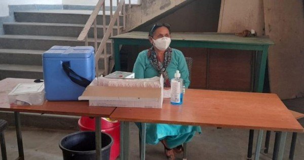 कांगड़ा: डेढ़ वर्ष से बिना छुट्टी कोविड स्वास्थ्य सेवा में जुटी रंभा देवी, अब तक 25 हजार लोगों को लगा चुकी वैक्सीन    