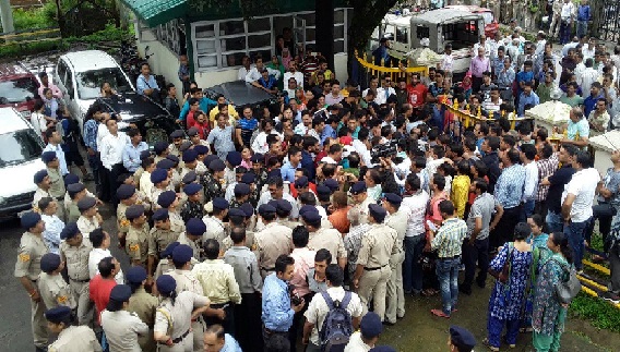 DC ऑफिस के बाहर गद्दी समुदाय का विरोध प्रदर्शन, CM और सुधीर के खिलाफ नारेबाजी