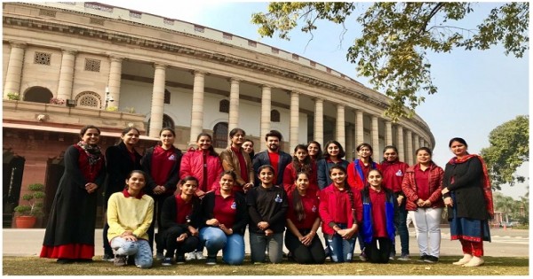 संसद भवन में भारत दर्शन की बेटियां, लोकसभा-राज्यसभा का किया भ्रमण