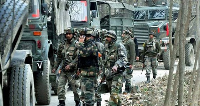 कश्मीर: त्राल में ग्रेनेड हमला, 2 की मौत, 30 घायल