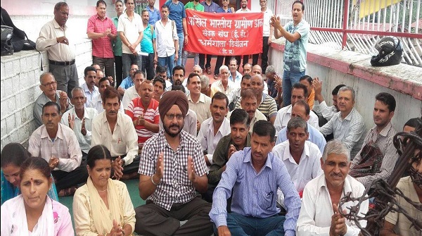 डाक कर्मचारियों ने शुरू की हड़ताल, सरकार के खिलाफ की जमकर नारेबाजी