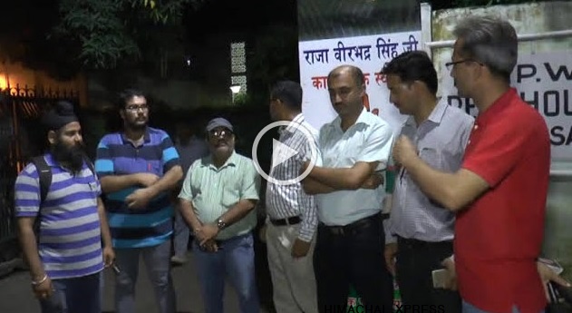 CM के सुरक्षाकर्मियों ने पत्रकारों से की धक्का-मुक्की