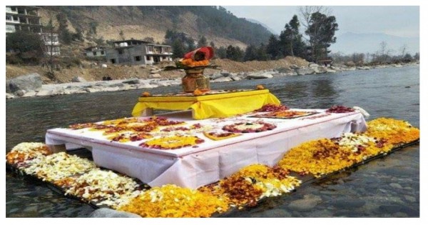 कुल्लू: सैंकड़ों देव वाद्य यंत्रों के साथ हुई ब्यास आरती, हजारों दीयों से ब्यास का तट हुआ रोशन