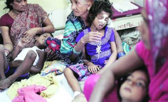 गोरखपुर: अस्पताल में ऑक्सीजन ठप, 30 बच्चों की मौत