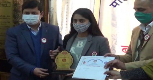 ‘बेटी बचाओ-बेटी पढ़ाओ’ के तहत बेटियों को किया गया सम्मानित, डीसी ने दिलाई शपथ