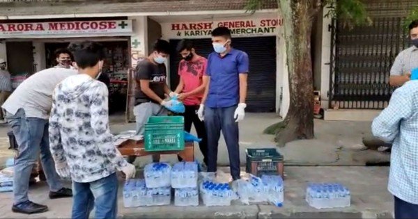 कांगड़ा यूथ क्लब की शानदार पहल, टांडा में मरीज के परिजनों को दे रहे भोजन