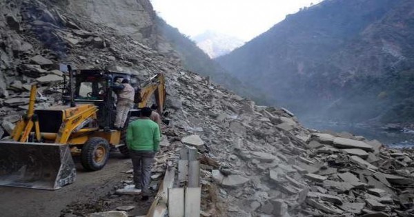 भू-स्खलन से उदयपुर- किलाड़ मार्ग दो दिनों से बंद, बीआरओ कर रही दिन-रात काम