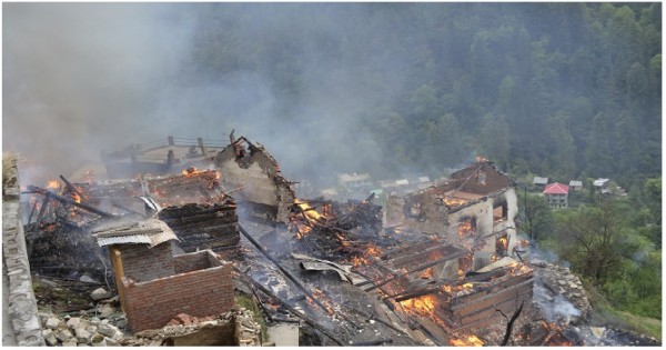कुल्लू: घियागी में 7 मकान राख़, पुलिस ने ग्रामीणों से की बदसलूकी