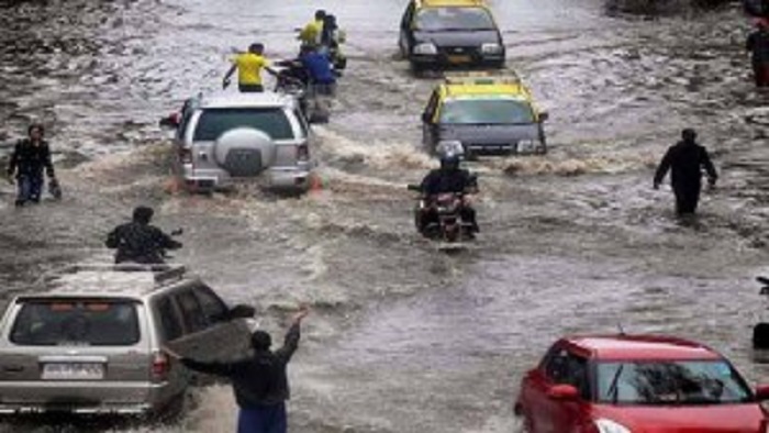मुंबई में भारी बारिश का कहर, स्कूल-कॉलेज बंद, घरों में घुसा पानी