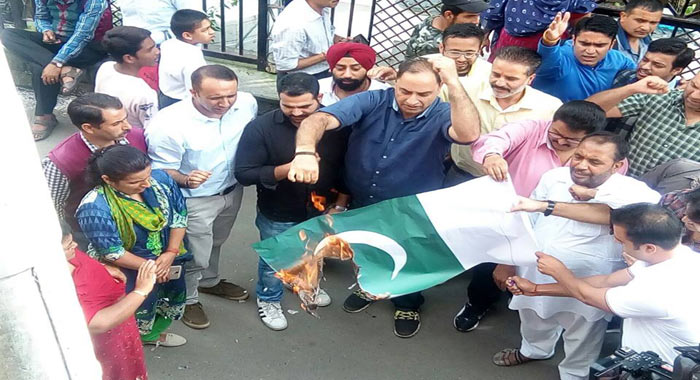 मुस्लिम राष्ट्रीय मंच ने जलाया पाकिस्तान का झंडा