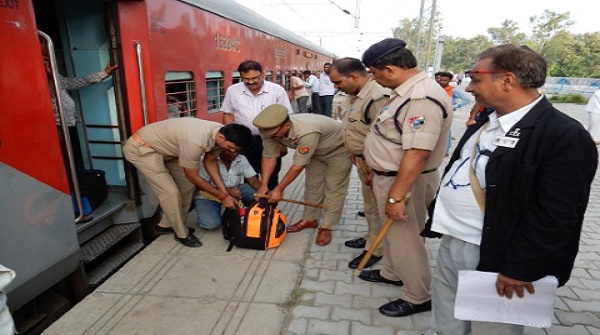 नई दिल्ली: रेलवे स्टेशन पर बम की खबर, सभी ट्रेनों की हो रही जांच