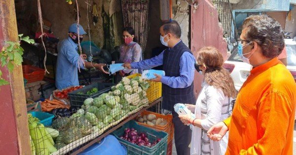 सेवा दिवस के रूप में मनाया जा रहे मोदी सरकार के 7 साल, कर रहे मदद