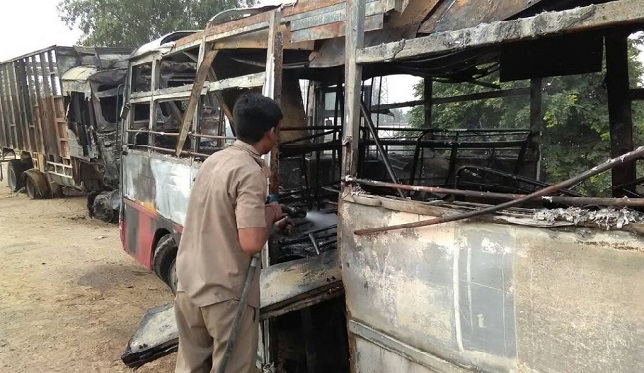 दर्दनाक हादसाः बस-ट्रक की भिड़ंत में 22 यात्रियों की जलकर मौत