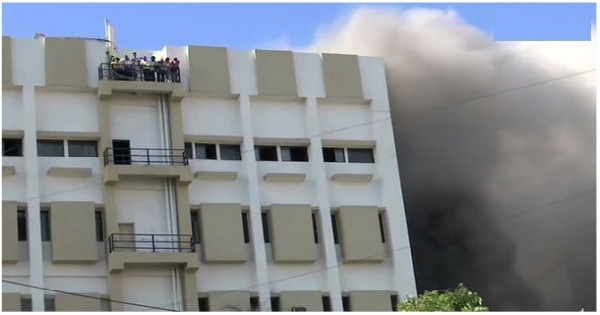 बांद्रा में MTNL की बिल्डिंग में लगी आग, 100 लोग छत पर फंसे