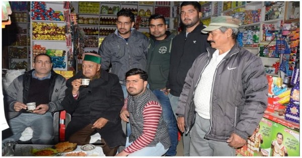 बिलासपुर: वीरभद्र सिंह ने पुराने कार्यकर्ता की दुकान में उठाया चाय का लुत्फ़