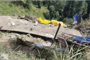 Breaking: ठियोग में 4 मंजिला मकान गिरा, अंदर रखी थी सेब की 4 हजार से अधिक पेटियां