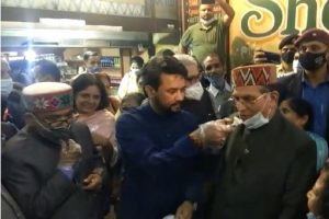 शिमला में बीजेपी ने मनाया पीएम मोदी का जन्मदिन, अनुराग ठाकुर ने काटा केक