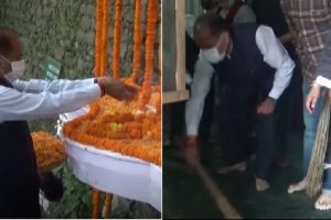 गांधी जयंती पर मंदिर में झाड़ू लगाकर CM ने किया सफाई अभियान का आगाज