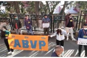 त्रिपुरा में ABVP कार्यकर्ता पर चाकू से हमला, शिमला में छात्रों ने जताया विरोध